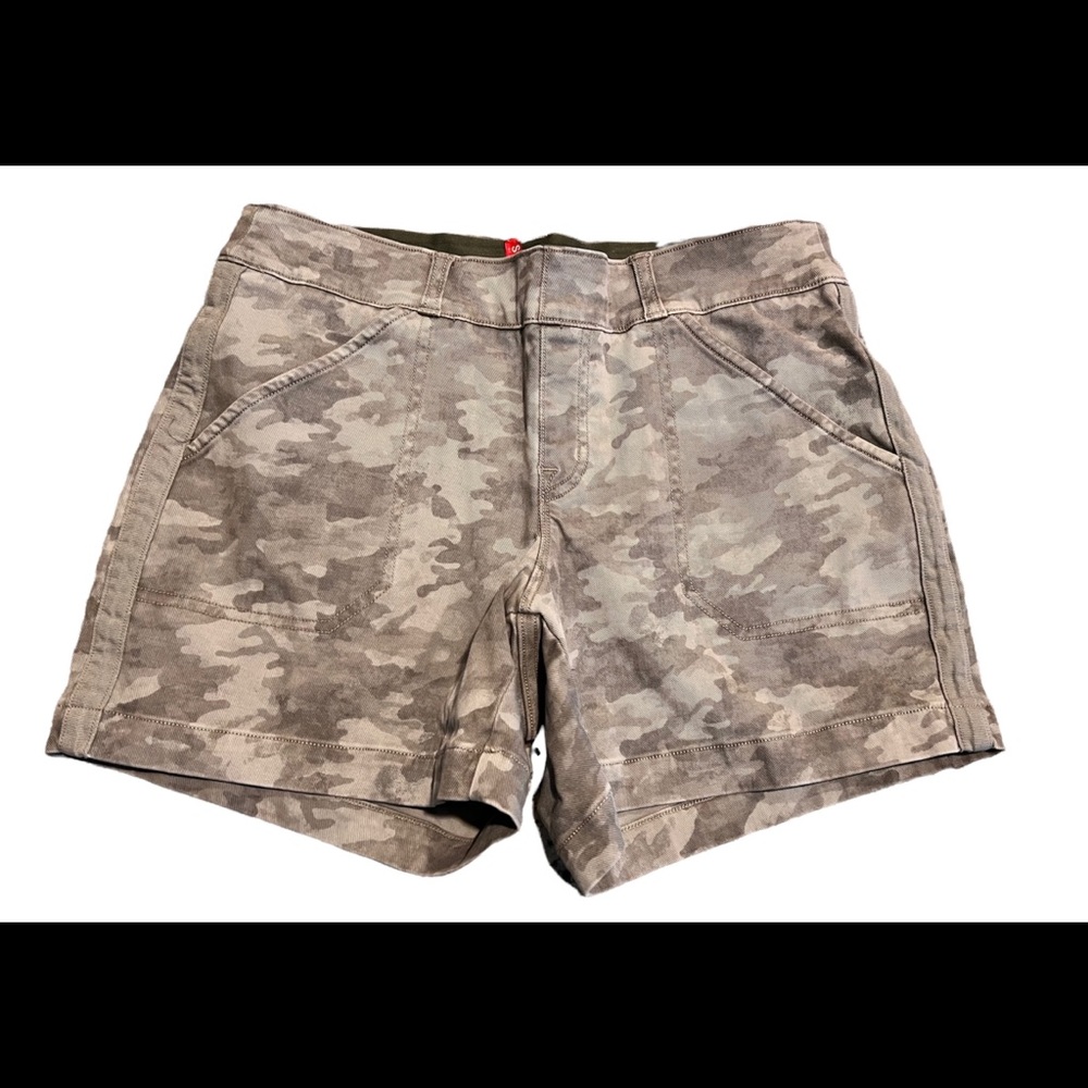 🌟Spanx size MEDIUM Stretchy (waist cinching) Shorts CAMO🌟